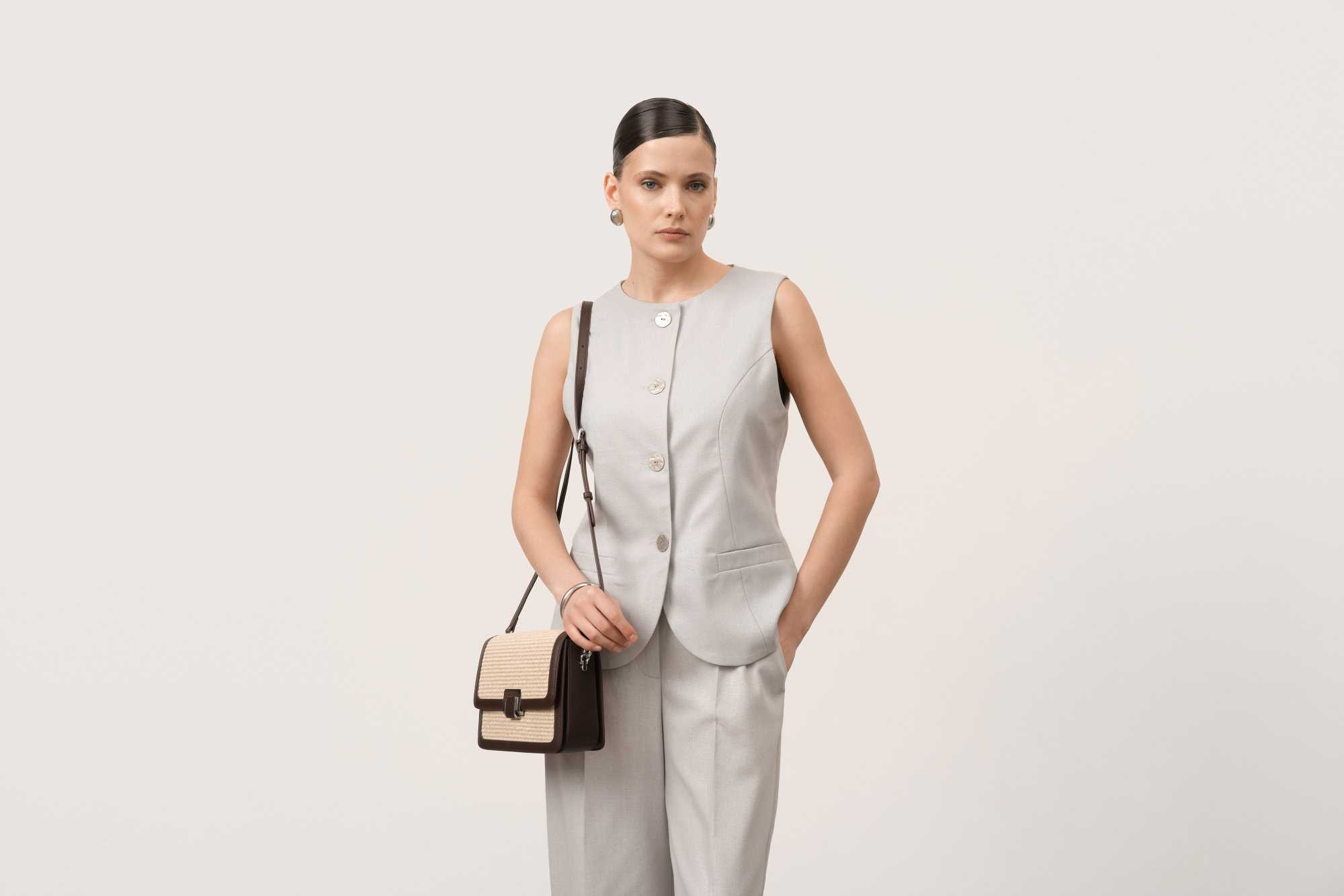 женский летний костюм с жилеткой